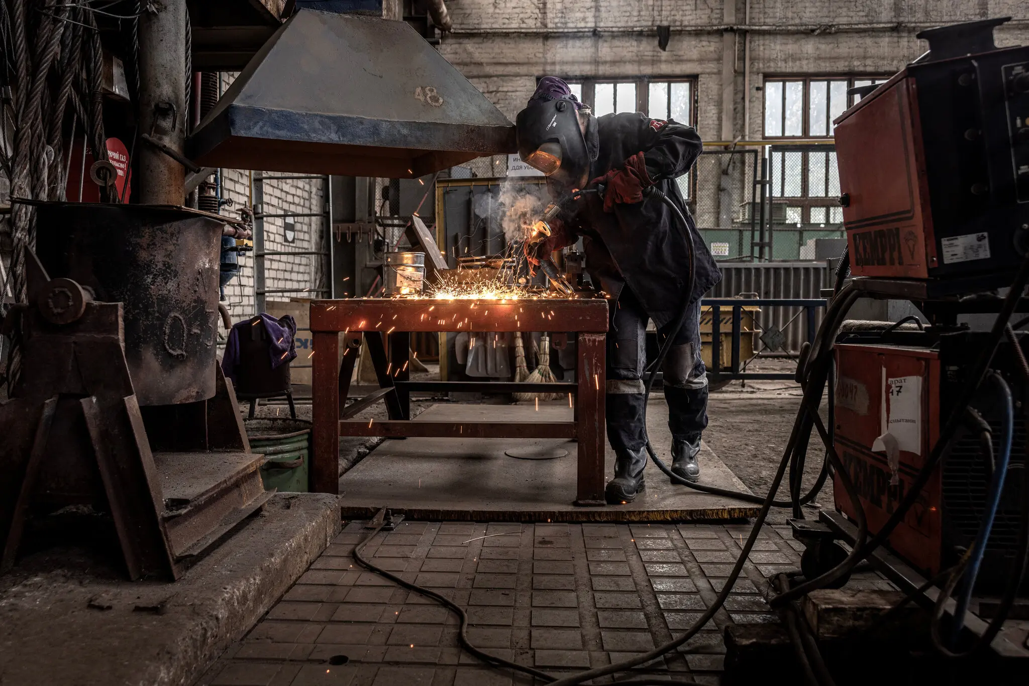 Зварювальник за роботою на метзаводі «Запоріжсталь» у Запоріжжі.